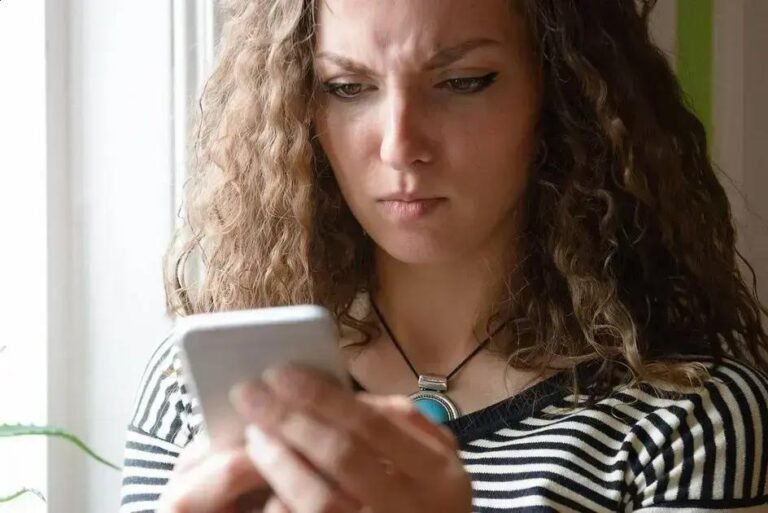 A Isca de Raiva: Como as Redes Sociais Manipulam Nossas Emoções